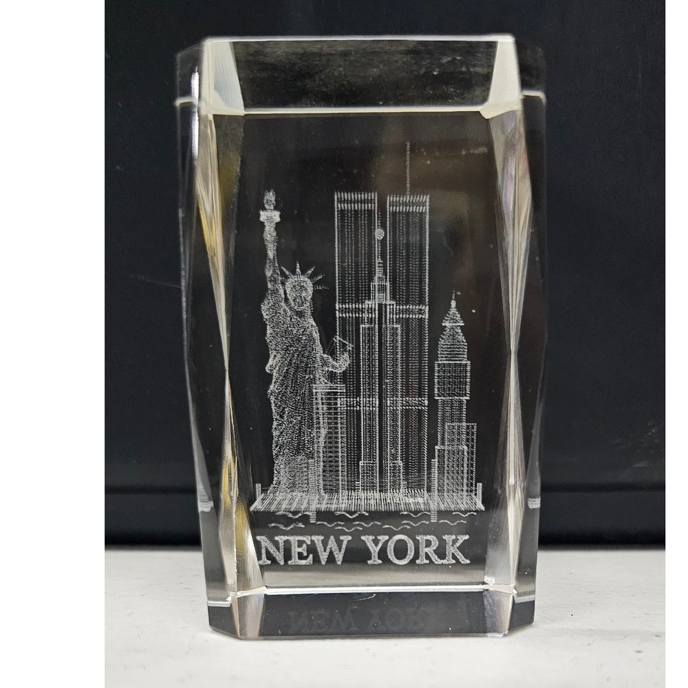 Vintage New York City 3D Laser Etched‎ Crystal Paperweight Twin Towers Skyline